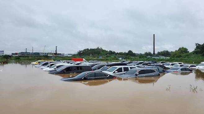 침수 피해 입은 경기 수원 중고자동차 단지. 수원=연합뉴스