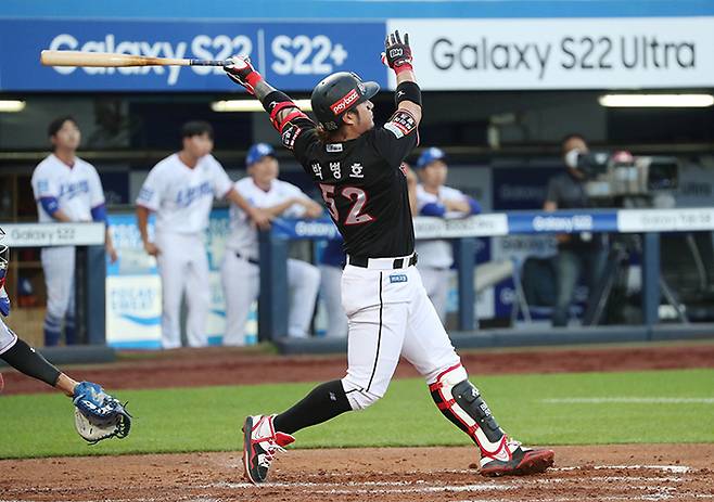 KT 박병호가 30일 대구 삼성라이온즈파크에서 열린 삼성과의 경기에서 3회초 투런 홈런을 날리고 있다. 대구=연합뉴스
