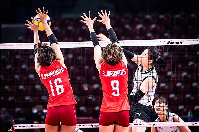 한국 여자배구 대표팀 주장 박정아(오른쪽 두 번째)가 29일(이하 한국시간) 불가리아 소피아에서 열린 2022 발리볼네이션스리그(VNL) 3주차 첫 경기 태국전에서 강타를 때리고 있다. 대표팀은 이날 태국에 0-3으로 패했다. 국제배구연맹 홈페이지 캡처