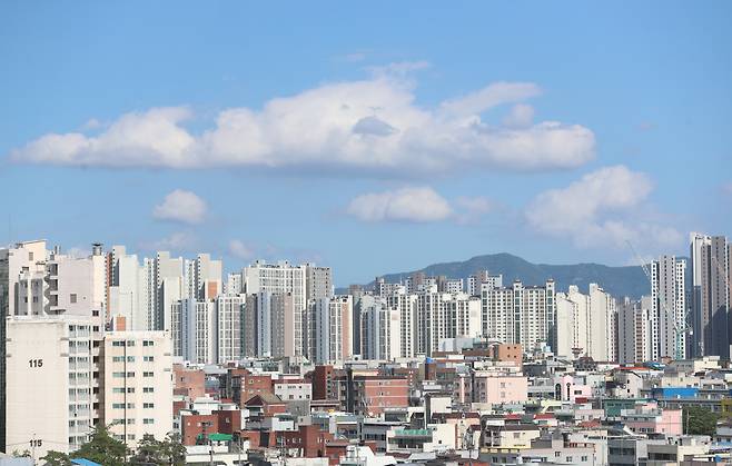 국토교통부가 30일 대구 수성구를 투기과열지구에서 해제하고 나머지 7개 구·군은 조정대상지역에서 해제한다고 발표했다. 이로 인해 대구에서는 수성구만 조정대상지역으로 남게 됐다. 사진은 이날 오후 대구 서구 아파트 전경. 2022.6.30 연합뉴스