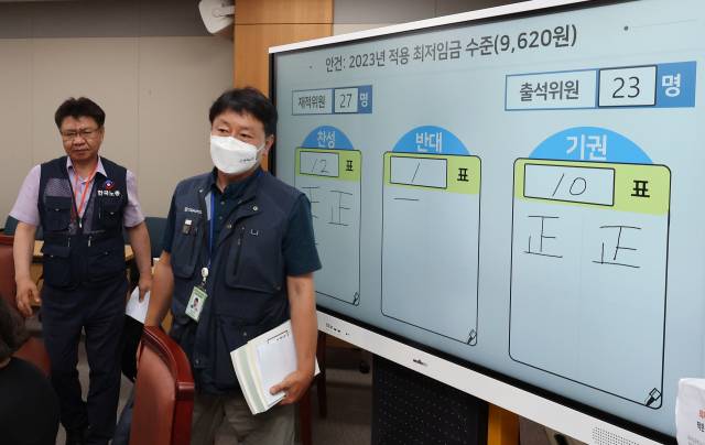 30일 오전 세종시 정부세종청사 최저임금위원회 회의실에서 열린 제8차 전원회의에서 내년도 최저임금을 9620원으로 결정됐다. 기자회견을 마친 근로자위원들이 회의장을 나서고 있다. 연합뉴스