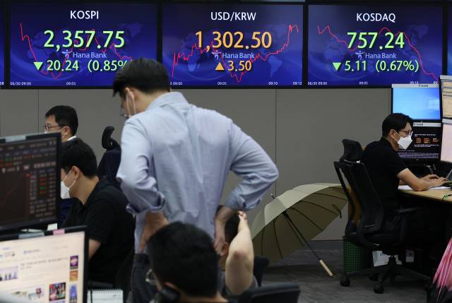 코스피가 외국인과 기관 매도에 하락세로 출발한 30일 오전 서울 중구 하나은행 본점 딜링룸에서 직원들이 업무를 보고 있다. 원/달러 환율은 전 거래일보다 1.5원 오른 1300.5원에 개장했다. 연합뉴스