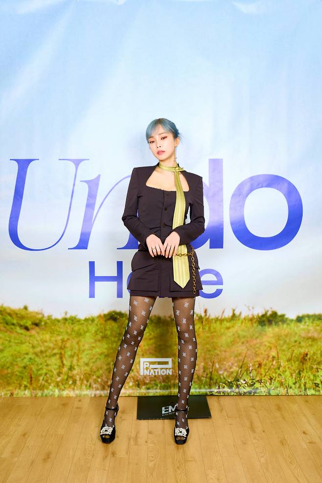 가수 헤이즈가 30일 온라인으로 진행된 두 번째 정규앨범 ‘언두(Undo)’ 발매 기자간담회에서 포즈를 취하고 있다. 사진 제공 피네이션