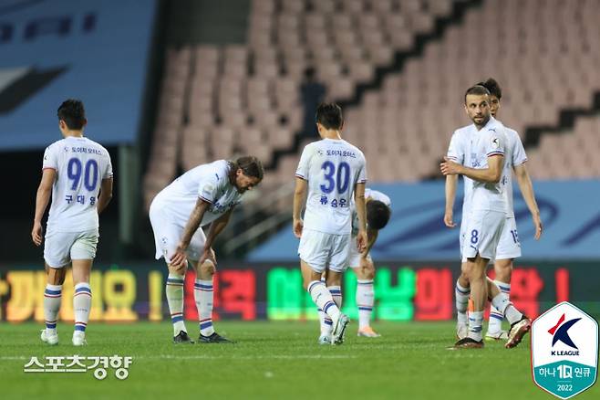 수원 삼성 선수들이 지난 22일 전주월드컵경기장에서 열린 전북 현대와의 2022 K리그1 17라운드 경기에서 패배한 뒤 아쉬워하고 있다. 프로축구연맹 제공