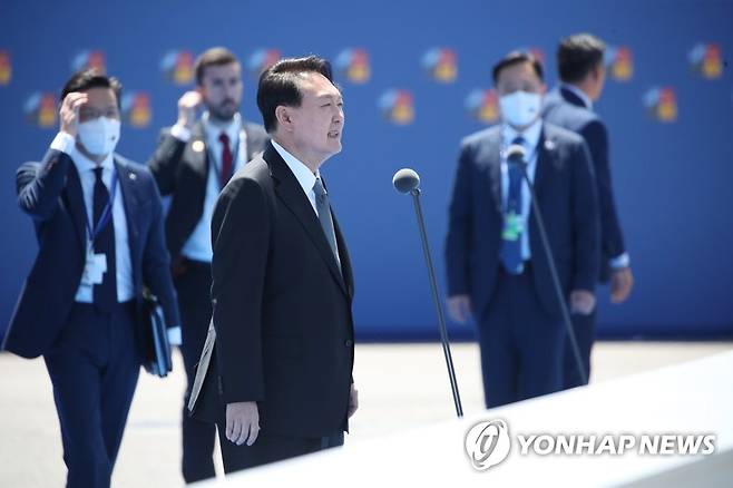 취재진 질문 답하는 윤석열 대통령 (마드리드=연합뉴스) 안정원 기자 = 윤석열 대통령이 29일(현지시간) 스페인 마드리드 이페마 컨벤션센터에서 열린 북대서양조약기구(NATO·나토) 정상회의 참석을 위해 회의장에 도착, 취재진의 질문에 답하고 있다. 2022.6.29 [대통령통신사진기자단] jeong@yna.co.kr