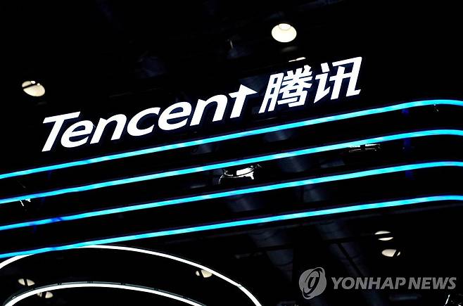 텐센트 FILE PHOTO: A logo of Tencent is seen at its booth at the 2020 China International Fair for Trade in Services (CIFTIS) in Beijing, China September 4, 2020. REUTERS/Tingshu Wang/File Photo