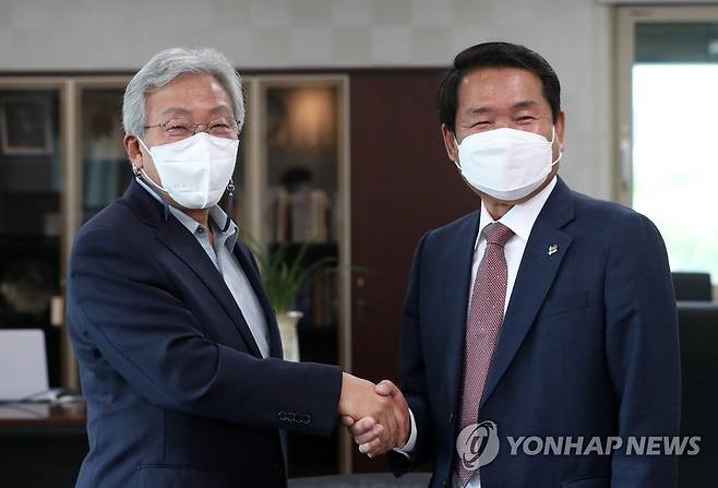 악수하는 민병희-신경호 [연합뉴스 자료사진]