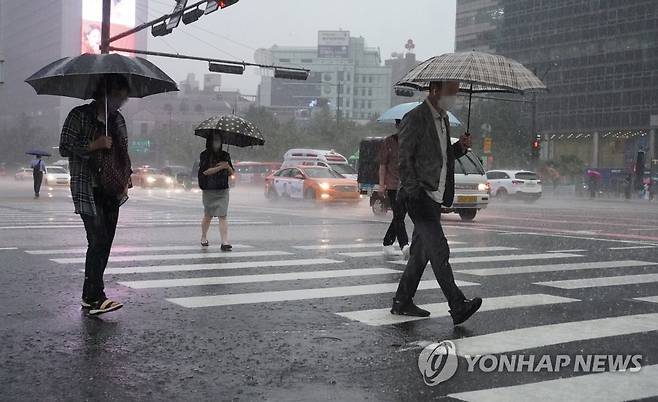 폭우 속 출근 (서울=연합뉴스) 최재구 기자 = 서울을 포함한 수도권에 호우특보가 발효되는 등 간밤에 많은 비가 내리면서 출근길 도심 곳곳 도로가 통제되고 있는 30일 오전 서울 광화문 세종대로 사거리에서 시민들이 출근하고 있다. 2022.6.30 jjaeck9@yna.co.kr