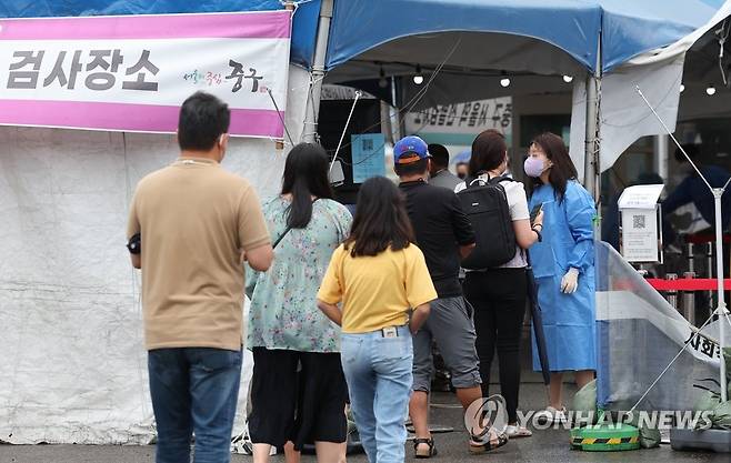 선별검사소에 줄 선 시민 [연합뉴스 자료사진]