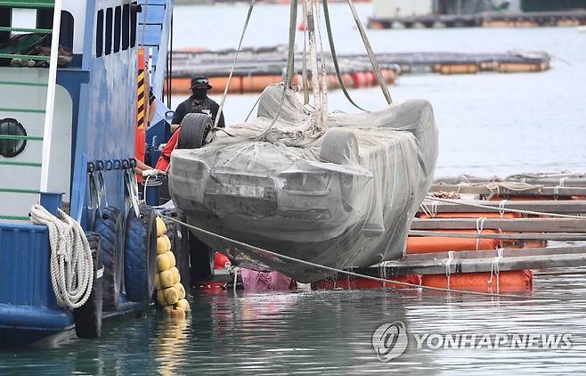 실종된 조유나 가족 차량 인양 (완도=연합뉴스) 천정인 기자 = 29일 오전 전남 완도군 신지면 송곡선착장 인근 방파제에서 경찰이 10ｍ 바닷속에 잠겨있는 조유나(10)양 가족의 차량을 인양하고 있다. 경찰은 실종된 조양의 가족과 차량을 찾기 위해 수중 수색하다 전날 가두리양식장 아래에 잠겨있는 차량을 발견했다. 2022.6.29 iny@yna.co.kr