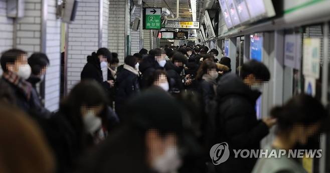 지하철 이용하는 시민들 (서울=연합뉴스) 박동주 기자 = 전날 많은 눈이 내린 가운데 20일 오전 서울 신도림역에서 시민들이 지하철을 기다리고 있다. 2022.1.20 pdj6635@yna.co.kr