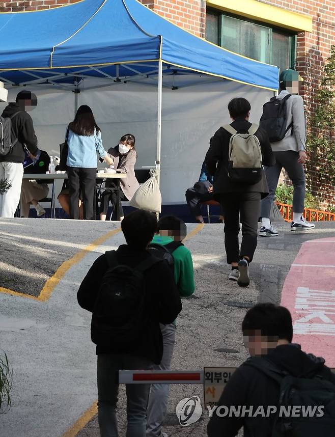 지방공무원 7급 등 필기시험 시행 (서울=연합뉴스) 서명곤 기자 = 2021년도 지방공무원 7급 공채 등 필기시험이 치러진 16일 오전 서울 서대문구 대신고등학교에서 수험생들이 고사장으로 향하고 있다. 
      행정안전부에 따르면 총 1천670명을 뽑는 이번 7급 공채 등 필기시험에는 총 5만1천720명이 지원했다. 평균 경쟁률은 31대 1이다. 2021.10.16 seephoto@yna.co.kr