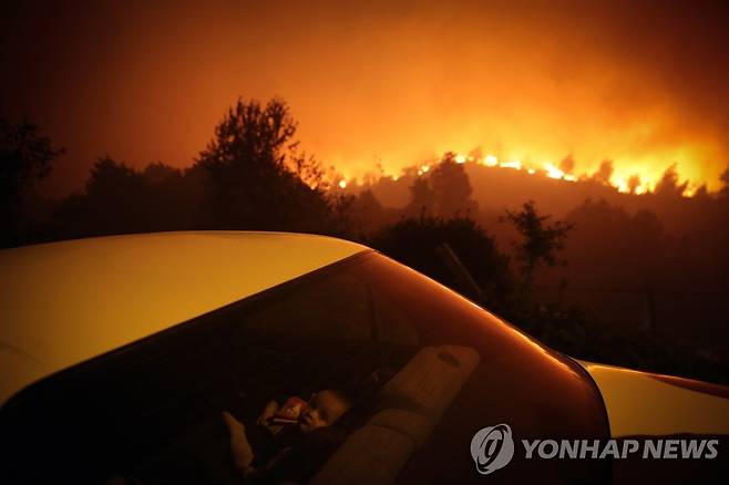 뜨거운 열기에 놓인 차 기사와 직접 관련 없음 [EPA=연합뉴스 자료사진. 재판매 및 DB 금지]