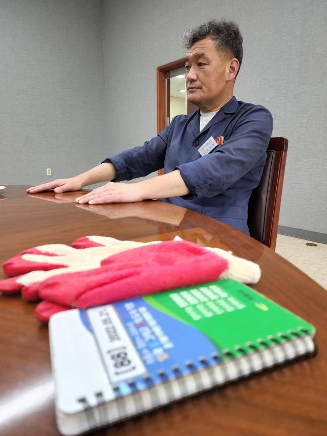 인터뷰하는 오규석 기장군수. 민원수첩과 장갑이 놓여 있다. [손형주 기자]