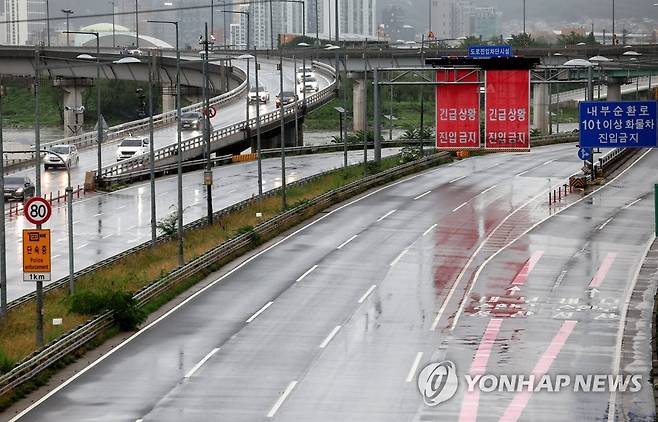 '호우 경보' 서울 동부간선도로 통제 (서울=연합뉴스) 류영석 기자 = 서울에 호우 경보가 발효된 30일 오전 서울 중랑천의 수위 상승으로 동부간선도로가 통제되어 있다. 2022.6.30 ondol@yna.co.kr