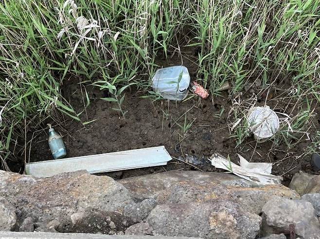 갯게 서식지 쓰레기 방치 [제주환경운동연합 제공. 재판매 및 DB 금지]