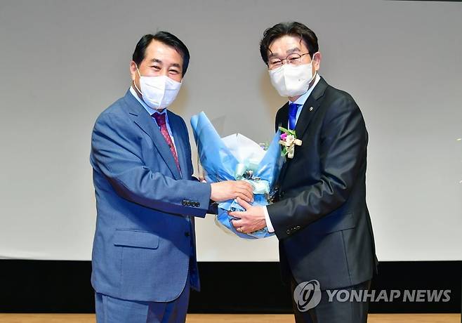 퇴임하는 양산시장과 차기 양산시장 (양산=연합뉴스) 지난 29일 열린 김일권 경남 양산시장 퇴임식에 나동연 시장 당선인(왼쪽)이 참석해 축하 꽃다발을 건네고 감사 인사를 했다. 왼쪽부터 나동연 양산시장 당선인과 김일권 양산시장. 2022.6.30 [양산시 제공. 재판매 및 DB 금지] seaman@yna.co.kr