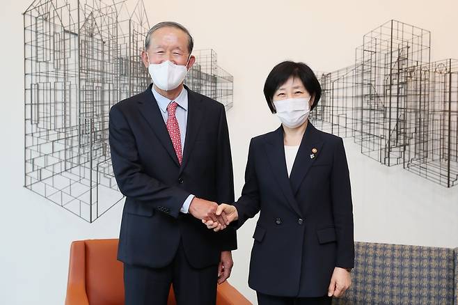 허창수 전경련 회장-한화진 환경부 장관 간담회  (서울=연합뉴스) 허창수 전경련 회장(왼쪽)이 30일 전경련을 방문한 한화진 환경부 장관과 악수하고 있다. 2022.6.30 [ 전경련 제공. 재판매 및 DB 금지 ]