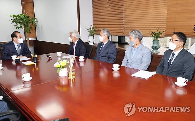 북민협 회장단 만나는 권영세 장관 (서울=연합뉴스) 김승두 기자 = 권영세 통일부 장관이 30일 정부서울청사에서 북한민간단체협의회 회장단을 만나 면담하고 있다. 2022.6.30 kimsdoo@yna.co.kr