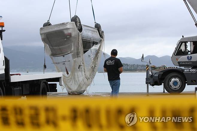 조사 위해 지상으로 옮겨지는 차량 (완도=연합뉴스) 천정인 기자 = 29일 오전 전남 완도군 신지면 송곡선착장 인근 방파제에서 관계자가 10ｍ 바닷속에 잠겨있는 조유나(10)양 가족의 차량을 인양한 뒤 조사를 위해 지상으로 옮기고 있다. 경찰은 실종된 조양의 가족과 차량을 찾기 위해 수중 수색하다 전날 가두리양식장 아래에 잠겨있는 차량을 발견했다. 2022.6.29 iny@yna.co.kr