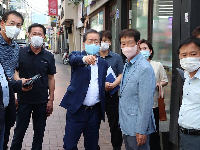 동성로 둘러보는 홍준표 대구시장 당선인 [대구시장직인수위 제공.재판매 및 DB 금지]