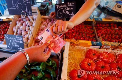 프랑스 니스의 과일 가게에서 계산하는 모습 [로이터=연합뉴스 자료사진. 재판매 및 DB 금지]