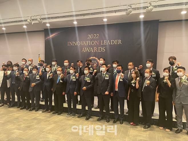 ‘2022 혁신리더 대상’에서 수상자들이 단체사진을 찍고 있다. (사진=해성옵틱스)