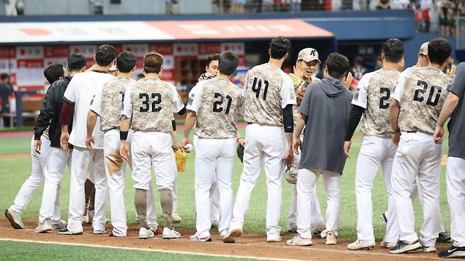 30일 서울 고척스카이돔에서 열린 2022 프로야구 KBO리그 KIA 타이거즈와 키움 히어로즈의 경기. KIA 3연전에서 모두 승리한 키움 선수들이 자축하고 있다.(사진=연합뉴스)