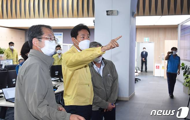 지난 30일 오후 오세훈 서울시장이 시의 재난안전상황실을 찾아 수해현황을 점검하고 있다.(서울시 제공) © 뉴스1© 뉴스1