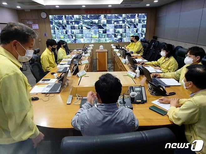 남양주시내 폭우 피해 상황을 점검하는 주광덕 남양주시장 © 뉴스1