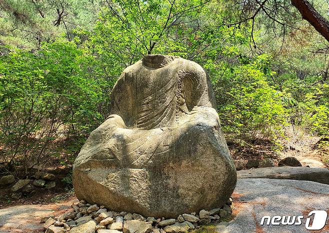 석조여래좌상(1). 인근 계곡에 묻혀 있던 것을 옮겨놓은 불상이다. 머리와 손이 없어 보는 이의 가슴이 먹먹하다 © 뉴스1