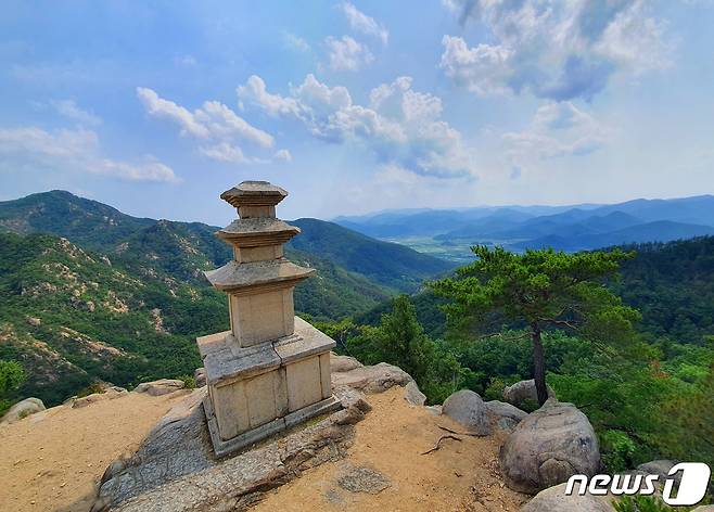 용장사곡(谷) 삼층석탑. 남산의 상징으로 여겨지는 묵직하고 당당한 탑이다 © 뉴스1