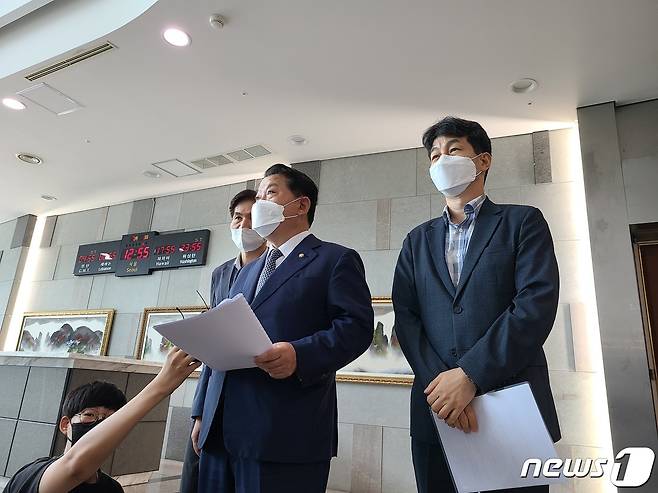 더불어민주당 '서해 공무원 사망사건 태스크포스(TF)' 소속 의원들이 1일 서울 용산구 국방부 청사에서 합동참모본부 방문 결과를 발표하고 있다. © 뉴스1