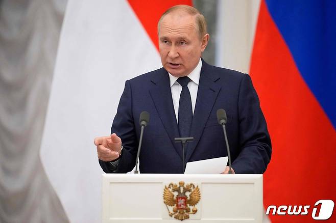 블라디미르 푸틴 러시아 대통령이 30일(현지시간) 우크라이나를 방문한 뒤 모스크바를 찾은 조코 위도도 인도네시아 대통령과 기자회견을 하고 있다. © AFP=뉴스1 © News1 우동명 기자