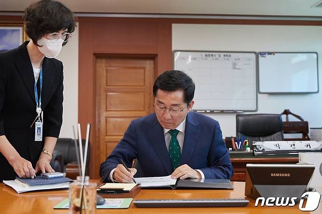 '참여자치 위원회 설치 및 운영계획'안에 서명하는 박경귀 아산시장(아산시청 제공)© 뉴스1