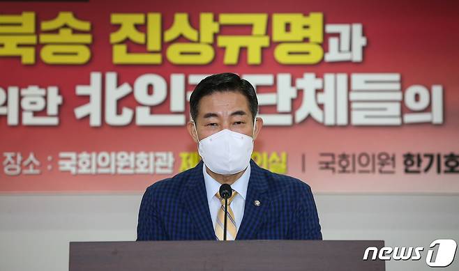 신원식 국민의힘 의원이 1일 오전 서울 여의도 국회 의원회관에서 열린 '탈북어부 강제북송 진상규명과 책임자 처벌을 위한 北인권단체들의 행동대책 : 탈북인권단체총연합회 특별세미나'에서 격려사를 하고 있다. (공동취재) 2022.7.1/뉴스1 © News1 유승관 기자