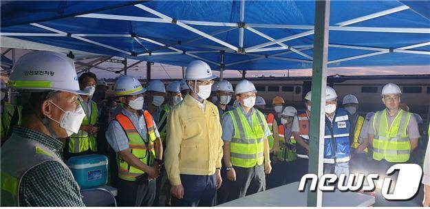어명소 국토교통부 제2차관이 SRT 탈선 현장에서 복구작업을 지휘하고 있다. (사진=국토부 제공) © 뉴스1