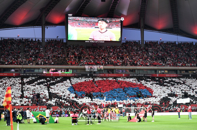 2일 오후 서울월드컵경기장에서 하나은행 초청 대한민국과 브라질 축구 국가대표팀의 친선경기가 열린 가운데 관중들이 카드 섹션으로 태극기를 만들고 있다. 2022. 6. 2. 박진업기자 upandup@sportsseoul.com