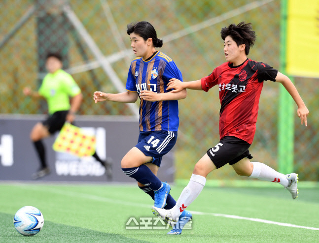 울산 현대고 원채은이 26일 삼척복합체육공원에서 열린 제30회 여왕기 전국여자축구대회 경남로봇고와 경기에서 드리블을 하고 있다.2022. 6. 26.삼척 | 최승섭기자 thunder@sportsseoul.com