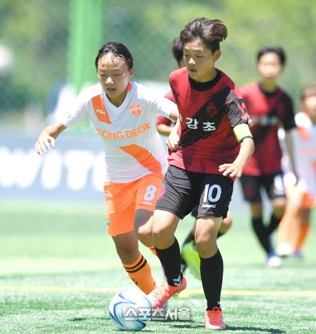 경남 남강초 이소미가 1일 삼척복합체육공원에서 열린 제30회 여왕기 전국여자축구대회 강원 성덕초와 경기에서 드리블을 하고 있다.2022. 7. 1.삼척 | 최승섭기자 thunder@sportsseoul.com