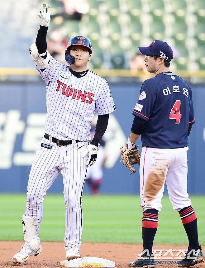 2022 KBO리그 LG트윈스와 롯데자이언츠의 경기가 1일 서울잠실야구장에서 열렸다. LG 문보경이 2회말 무사 1루에서 1타점 2루타를 치고 환호하고 있다.  잠실=최문영 기자 deer@sportschosun.com/2022.07.01/