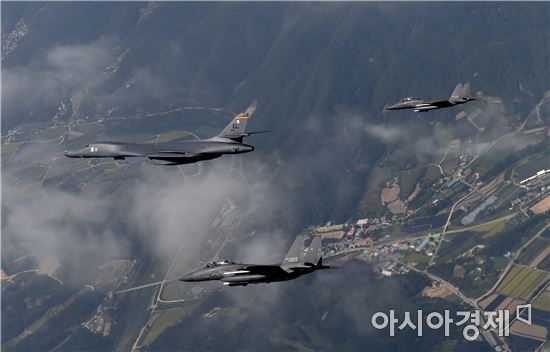 미국의 전략무기 B-1B 전략폭격기가 22일 우리 공군과 함께 연합훈련을 실시했다.