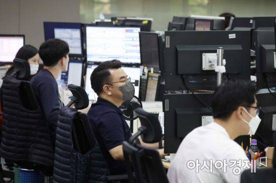코스피 지수가 하락세로 출발하며 장중 연저점을 경신한 13일 서울 을지로 하나은행 딜링룸에서 딜러들이 업무를 보고 있다. 이날 코스피는 45.66포인트(1.76%) 내린 2550.21에 출발했다. 원·달러 환율은 11.1원 오른 1280.0원에 시작했다. /문호남 기자 munonam@