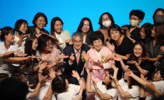 박종훈 경남교육감이 취임식을 마치고 참석자들에게 둘러싸여 기념촬영을 하고 있다. /이세령 기자 ryeong@