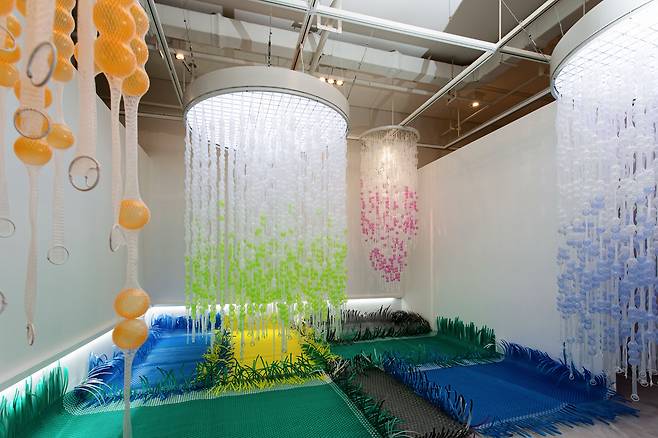 최성임 설치작 'Holes'(2022). /뮤지엄그라운드