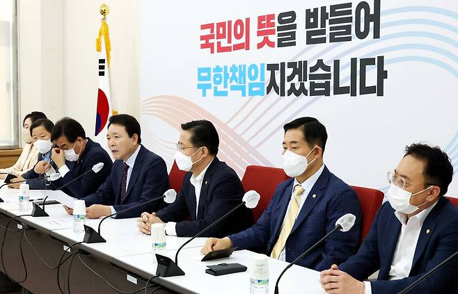 국민의힘 성일종 정책위의장(오른쪽에서 네번째)이 1일 오전 국회에서 열린 원내대책회의에서 발언하고 있다. /국회사진기자단