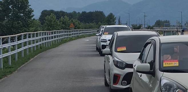 레고랜드 측이 인근 제방도로에 주차된 차량에 주차금지 스티커를 붙인 모습. /뉴스1