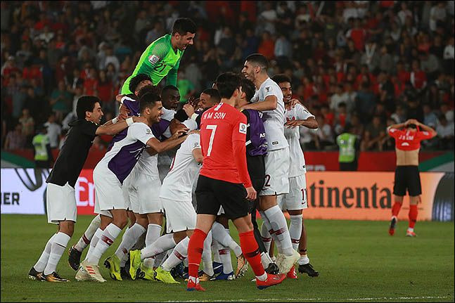 2019 아시아축구연맹(AFC) 아시안컵 8강전에서 승리한 카타르 축구대표팀 앞으로 손흥민이 지나가고 있다. ⓒ데일리안DB