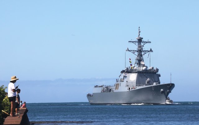 대한민국 해군 세종대왕함이 림팩 훈련을 참가하기 위해 진주만 합동 기지에 도착하고 있다. 미 해군 제공