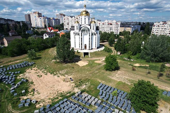 우크라이나 부차 성 안드리이 페르보즈반노호 정교회 수도원 뒤뜰에 부차에서 러시아군에 의해 학살 당한 이들을 기리는 기념비가 세워져 있다. 잔디가 자라지 않은 부분에 학살당한 사람들이 묻혔었고 현재는 이장된 상태다. 부차/김혜윤 기자